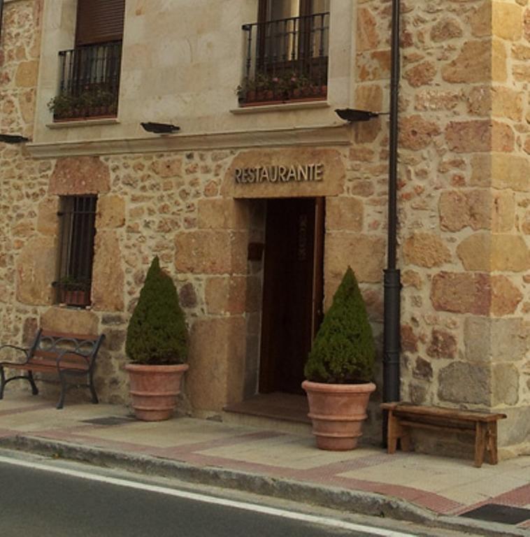 Hostal Restaurante La Muralla Oña Exterior foto